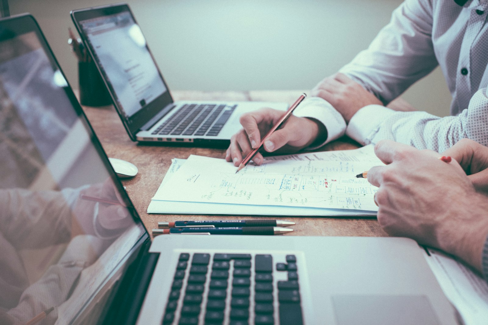 Personas revisando documentos con tranquilidad